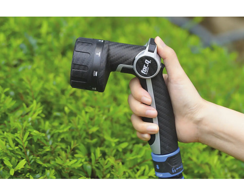 Gartenschlauch-Spritzpistole mit verschiedenen Strahlarten in der Hand