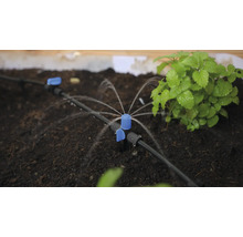 Bewässerungssystem mit Sprinkler im Gartenbeet