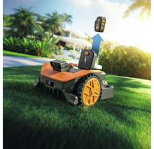 Worx Mähroboter mit Akku auf Rasen vor Haus