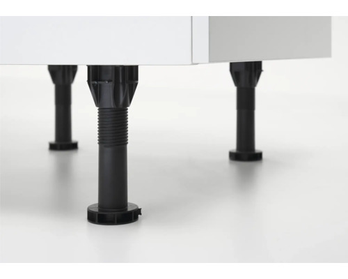 Pieds de meuble réglables en hauteur en plastique noir.