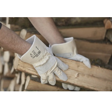 Ein Mann mit Arbeitshandschuhen hantiert mit Holz.