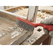 Brosse métallique enleve les restes de peinture sur du bois