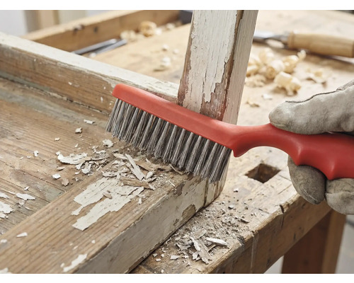 Brosse métallique enleve les restes de peinture sur du bois