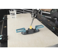 Diamantbohrer im Einsatz mit Bohrschablone auf Werkbank