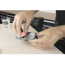 Mann setzt Schleifaufsatz in ein Farbnäpfchen ein.