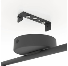 Detailansicht einer schwarzen Deckenleuchte mit Befestigungselementen