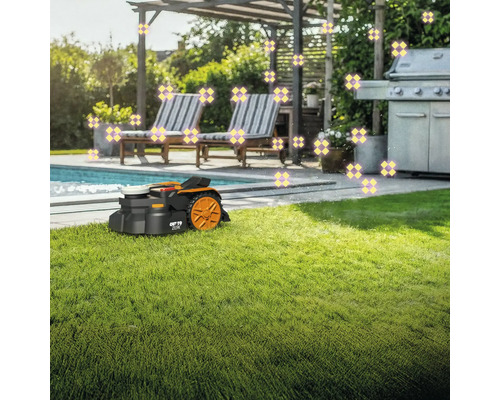 Ein Rasenmähroboter steht auf einem Rasen neben einem Swimmingpool und Gartenmöbeln.
