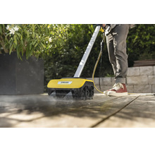 Terrassenreiniger im Einsatz auf einer Holzterrasse