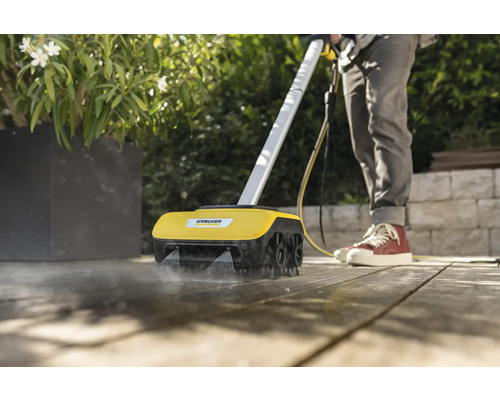Terrassenreiniger im Einsatz auf einer Holzterrasse