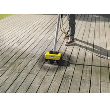 Person reinigt Holzterrasse mit Kärcher Flächenreiniger