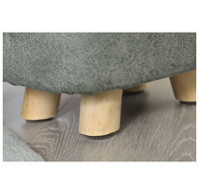 Detailansicht eines Hockers mit Bezug und Holzfüßen