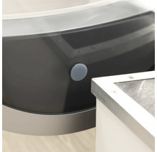 Gros plan d'une baignoire avec bouton de vidange