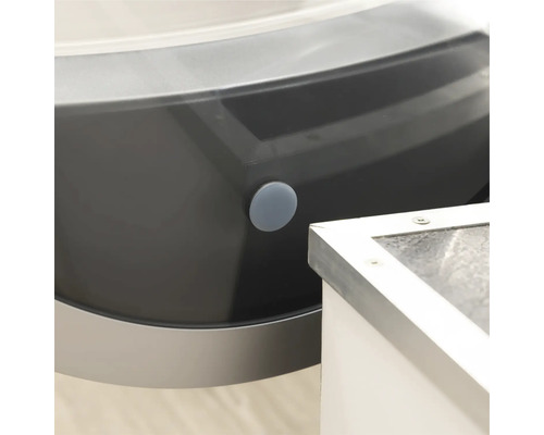 Gros plan d'une baignoire avec bouton de vidange