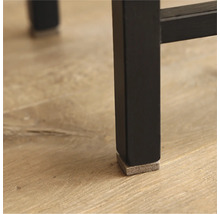 Vue détaillée d'un pied de meuble noir avec un patin en feutre pour protéger le sol.