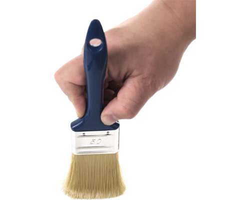 Main tenant un pinceau, taille 50