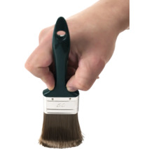 Main tenant un pinceau plat de 50 millimètres de large