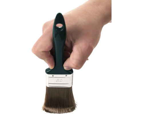 Main tenant un pinceau plat de 50 millimètres de large