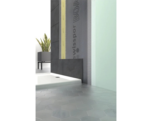 Badezimmer mit Wanddämmung und Duschwanne