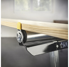 Vue détaillée d'un convoyeur à rouleaux avec une planche en bois