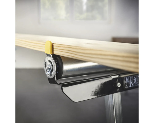 Vue détaillée d'un convoyeur à rouleaux avec une planche en bois