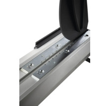 Gros plan d'un coupe-carreaux avec rail de guidage, plaques métalliques et dispositif de rupture.