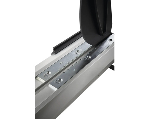 Gros plan d'un coupe-carreaux avec rail de guidage, plaques métalliques et dispositif de rupture.