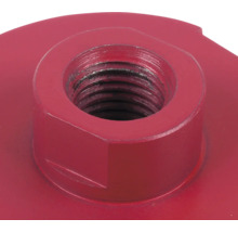 Gros plan d'un support d'outil en métal rouge avec filetage femelle.
