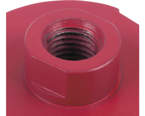 Gros plan d'un support d'outil en métal rouge avec filetage femelle.