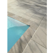 Detailansicht von Steinplatten rund um einen Pool