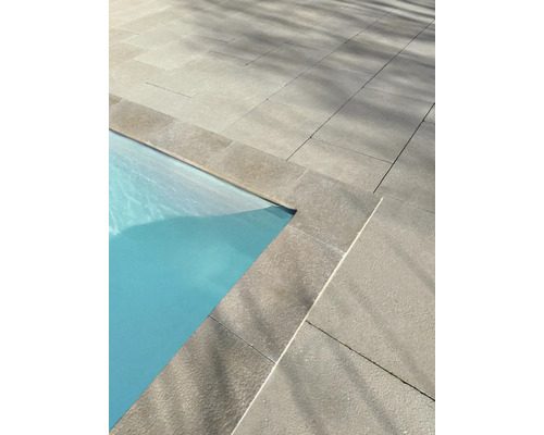 Detailansicht von Steinplatten rund um einen Pool