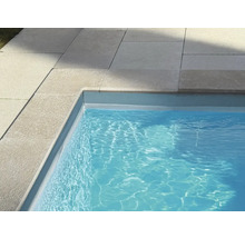 Detailaufnahme eines Pools mit Beckenrandsteinen