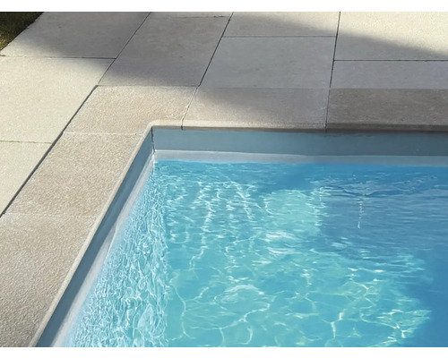 Detailaufnahme eines Pools mit Beckenrandsteinen