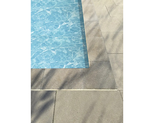 Nahaufnahme eines Pools mit Steinfliesen