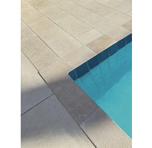 Nahaufnahme von Poolumrandung und Schwimmbecken