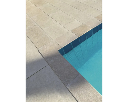 Nahaufnahme von Poolumrandung und Schwimmbecken