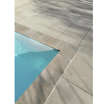 Poolumrandung mit Natursteinplatten