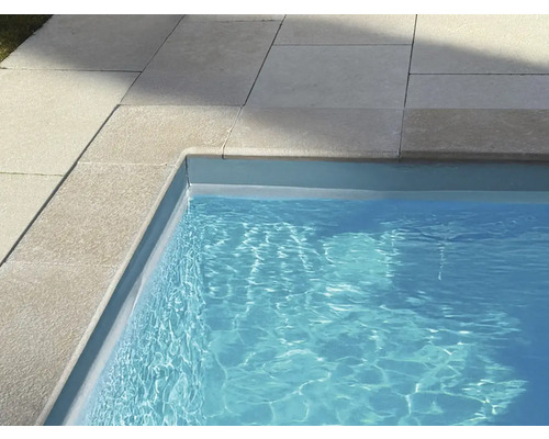 Nahaufnahme eines Pools mit Beckenrandsteinen