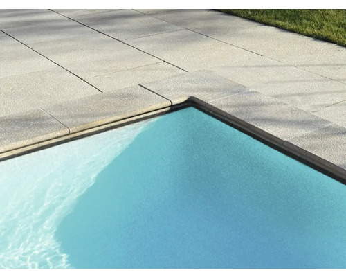 Detailansicht eines Pools mit Steinumrandung und klarem Wasser