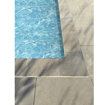 Detailaufnahme von Pool mit Steinumrandung