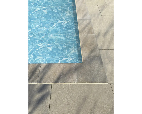 Detailaufnahme von Pool mit Steinumrandung