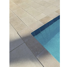 Detailansicht von Steinplatten um einen Pool