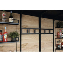 Étagère avec boissons et décoration devant un mur en bois