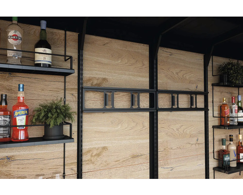 Étagère avec boissons et décoration devant un mur en bois