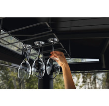 Support à vin avec verres à vin et main sous un pavillon