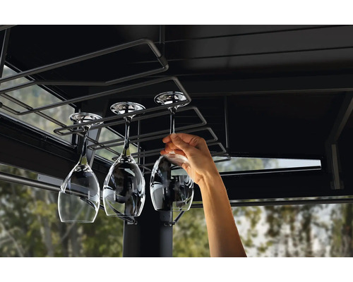 Support à vin avec verres à vin et main sous un pavillon