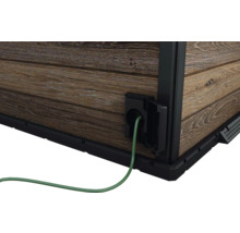 Vue détaillée d'un abri de jardin avec raccordement électrique et câble