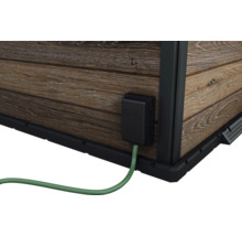 Vue détaillée d'un abri de jardin avec raccordement électrique et paroi en bois