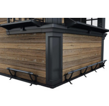 Vue détaillée d'une façade avec bardage en bois et volets