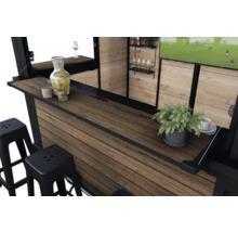 Bar avec tabourets, boissons et télévision pour une atmosphère conviviale