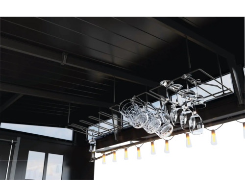 Bar avec support à verres et verres sous le plafond